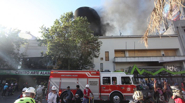 Centro Arte Alameda: Bomberos confirma que fuego al interior está extinto, pero presenta 