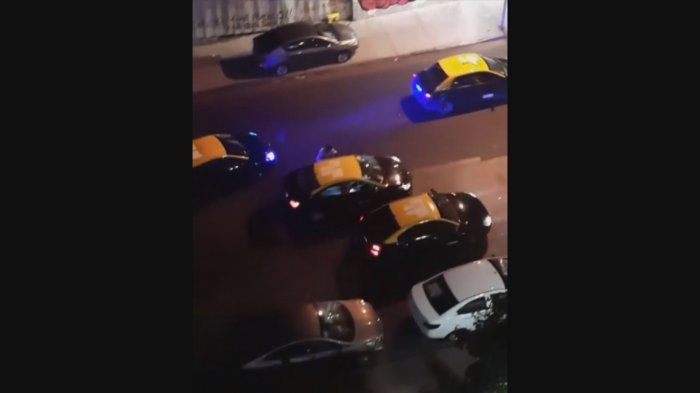 Taxistas protagonizan enfrentamiento con conductores de aplicación en Santiago Centro