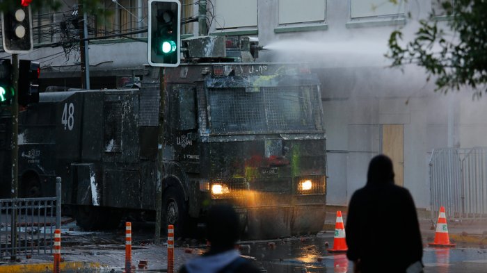 Fiscalía ordena pericias químicas y balísticas para determinar los elementos utilizados por Carabineros