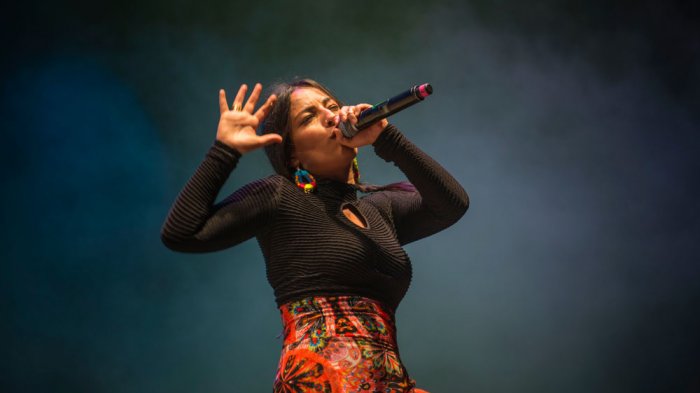 Ana Tijoux llegó junto a sus músicos al velorio de Mauricio Fredes en La Pintana