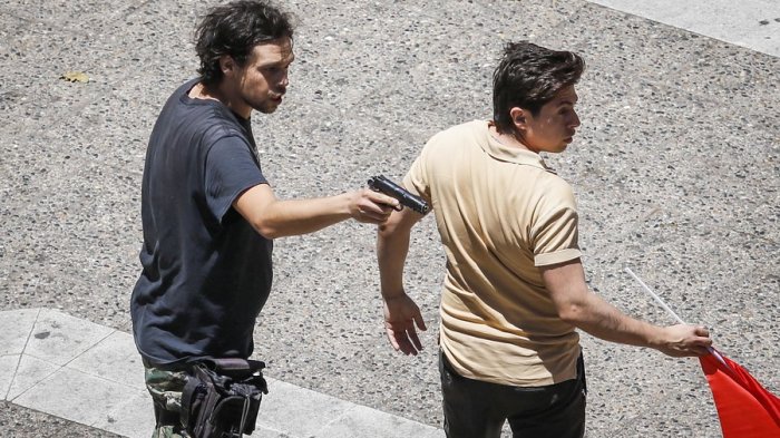 Arma era de plástico: PDI ubica a hombre que apuntó a transeúntes durante manifestación en Paseo Bulnes