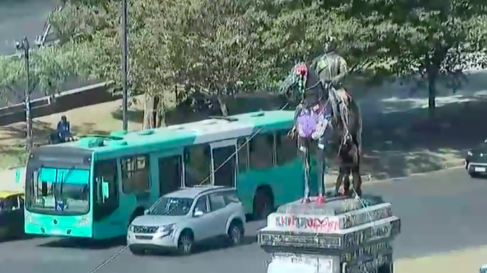 Manifestantes intentaron echar abajo el monumento al general Baquedano en Plaza Italia