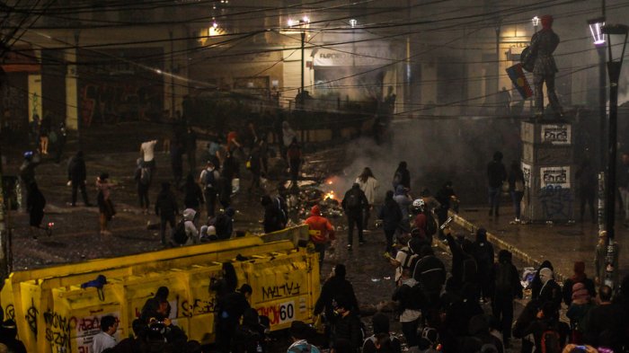 Año nuevo en Valparaíso terminó con enfrentamientos entre Carabineros y manifestantes