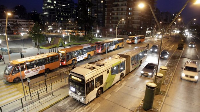 Vuelven los servicios nocturnos de Transantiago: Estos son los 49 recorridos que estarán habilitados desde el 2 de enero