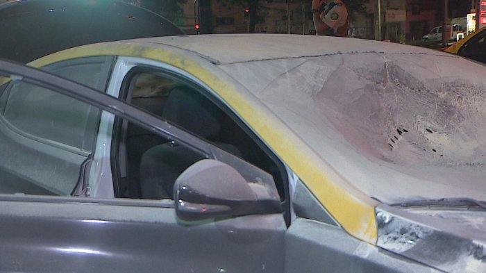 Taxista denunció ataque incendiario a su vehículo: Culpó a conductores de aplicación
