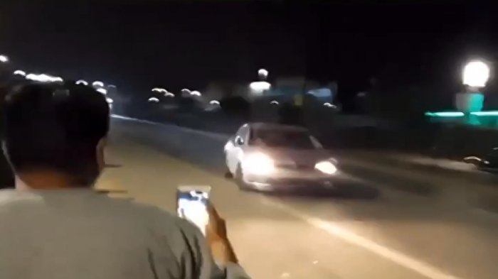 Conductor perdió el control en carrera clandestina: Chocó con auto que venía en sentido contrario