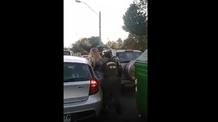 Pareja detenida en cuestionado operativo fue formalizada por maltrato de obra a Carabineros