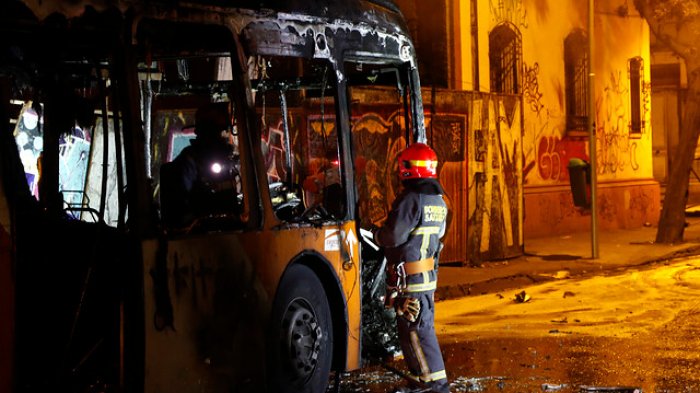 Grupo de sujetos incendió un bus del Transantiago en Villa Francia