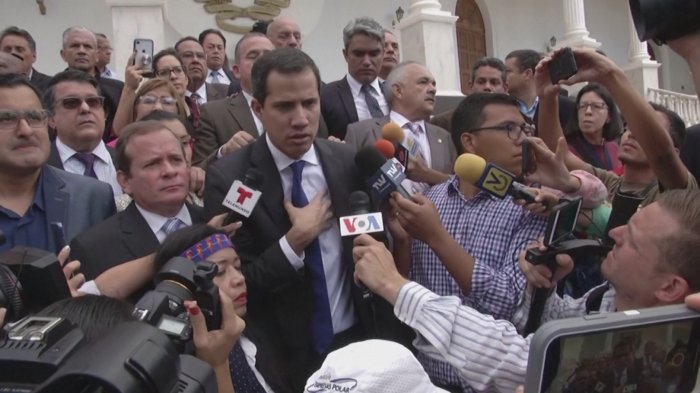 Guaidó logró ingresar al Parlamento y retomar el control de la presidencia