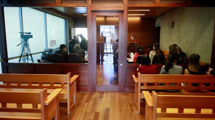 “Están destruyendo el país”: La reflexión de una jueza en formalización a imputado por hacer barricadas durante PSU