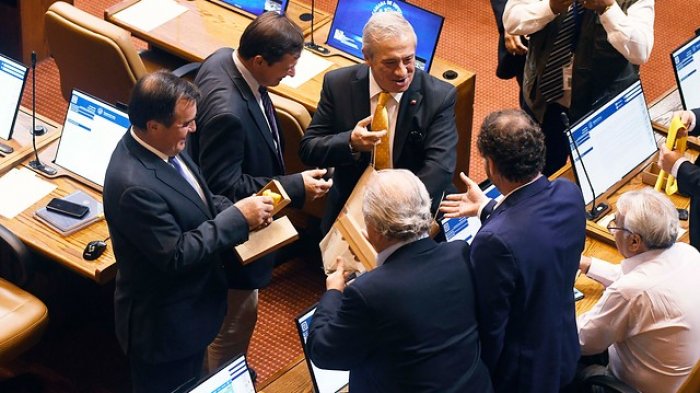 Mañalich repartió corbatas amarillas a ministros y diputados antes de su interpelación
