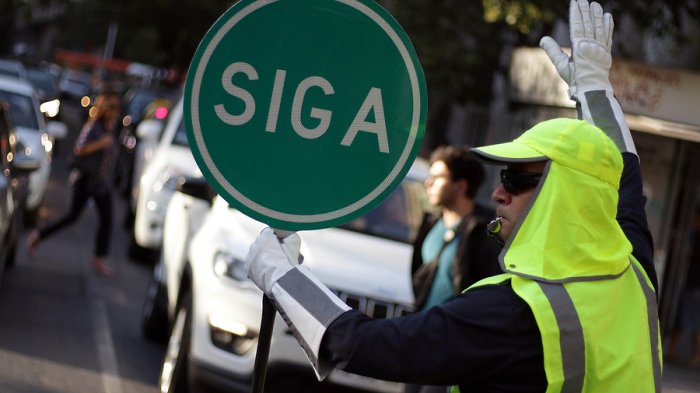 “Queremos normalizar la ciudad”: Santiago y Las Condes extienden plan de “semáforos humanos”