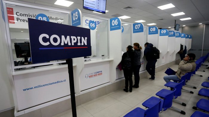 Fact checking al ministro Mañalich: ¿Es cierto que los libros de la Compin están llenos de felicitaciones?