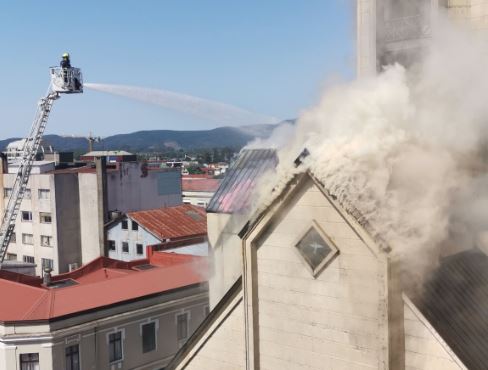 Incendio afecta a la Catedral de Valdivia