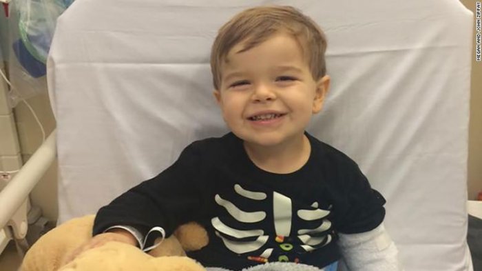 Tiene 6 años y superó la quimioterapia: Sus compañeros de curso lo recibieron como a un héroe