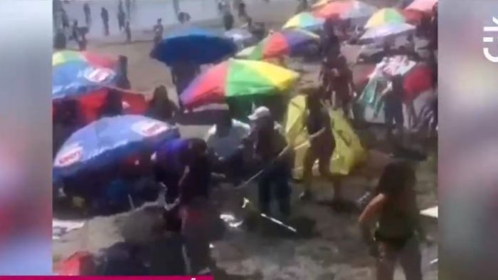 Con sillas y quitasoles: Veraneantes protagonizaron violenta pelea en playa de Cartagena