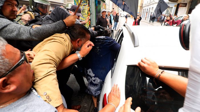 Virginia Reginato es increpada por manifestantes tras declarar por acusación de 