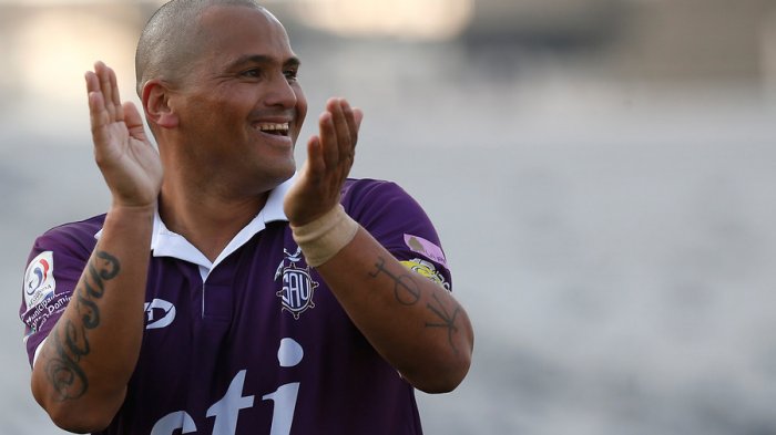 Quiere seguir en el planeta gol: Chupete Suazo jugará en la Primera B a sus 38 años