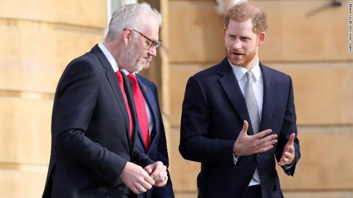 Príncipe Harry hace su primera aparición pública desde la crisis de la familia real