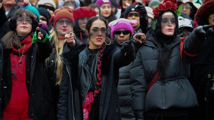 LasTesis participan en la Marcha de las Mujeres para manifestarse contra Trump