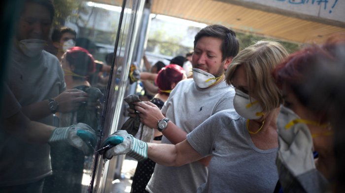 Alcaldesa Matthei y vecinos de Providencia se unen para limpiar Café Literario de Parque Bustamante