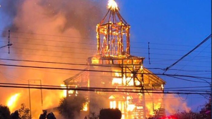 Incendio consumió por completo la histórica iglesia de San Francisco de Ancud
