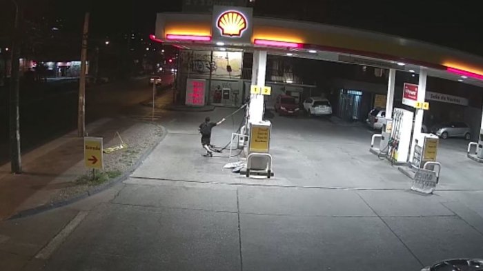 Hombre destrozó máquinas y vitrinas de una bomba de bencina: Repetía que era una “guerra contra el gobierno”