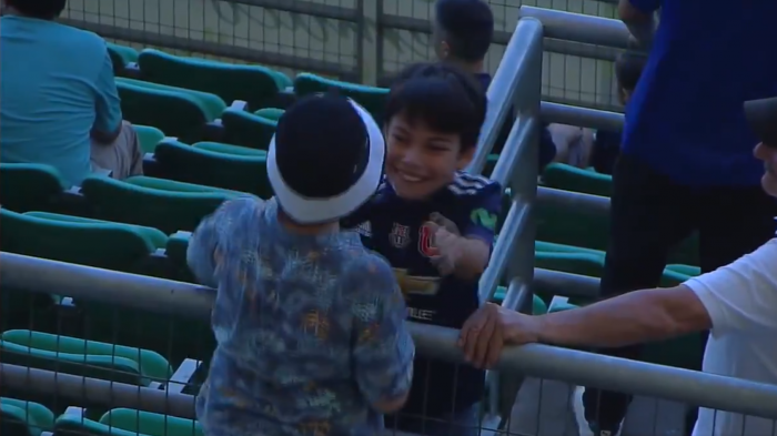 Rivales en la cancha y amigos fuera: Niños dan el ejemplo con tierno abrazo en Superclásico