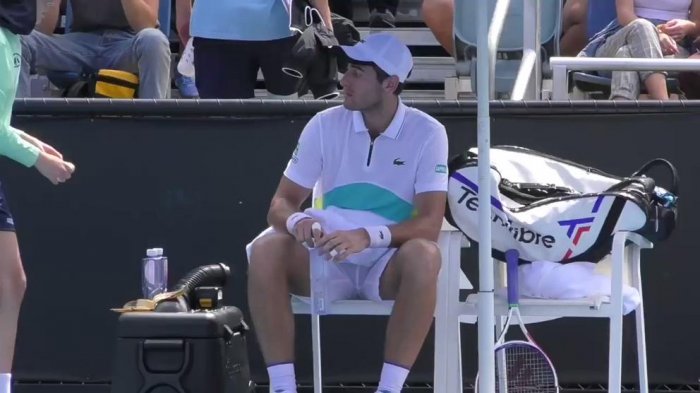 Tenista pide a recogepelotas que le pele un plátano y juez de silla lo critica