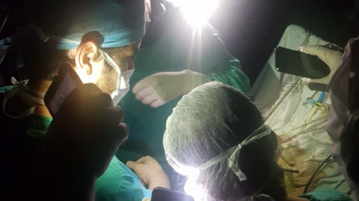 Acusan que en el Barros Luco se cortó la luz y terminaron operando con linternas de celulares