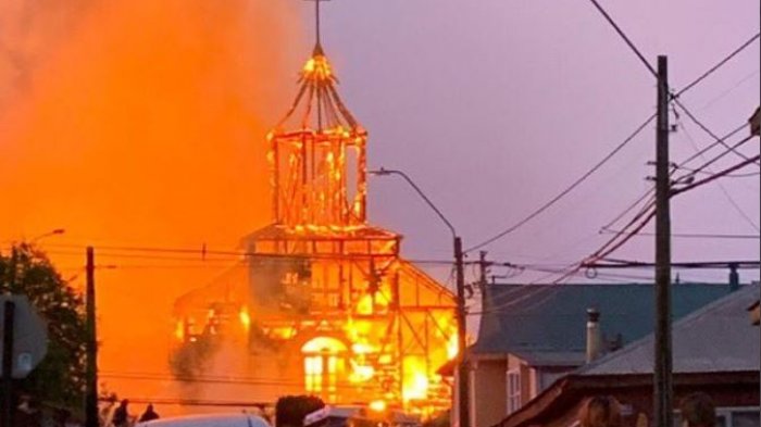 Detienen al presunto responsable del incendio que destruyó por completo la iglesia San Francisco de Ancud