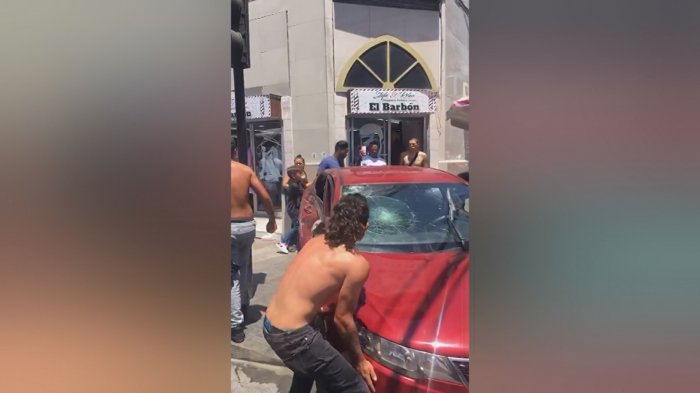 Conductor ebrio se pasó una luz roja y atropelló a una menor: Familiares de la víctima lo golpearon