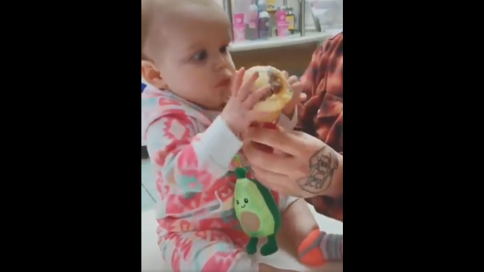Una guagua saboreó el primer helado de su vida y su reacción derritió a todo el mundo