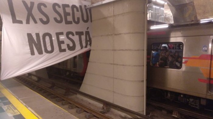 PSU: Secundarios protestaron en Plaza Egaña y el metro tuvo que cortar la luz