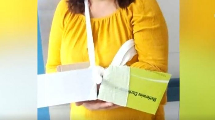 “Me sentí ridícula”: Cesfam inmovilizó el brazo de una paciente con cajas de remedio