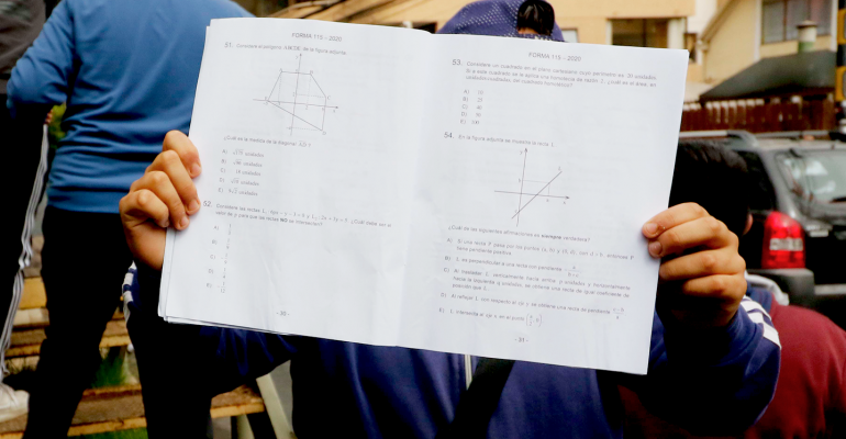 Estudiantes secundarios quemaron facsímiles PSU en sede de Reñaca