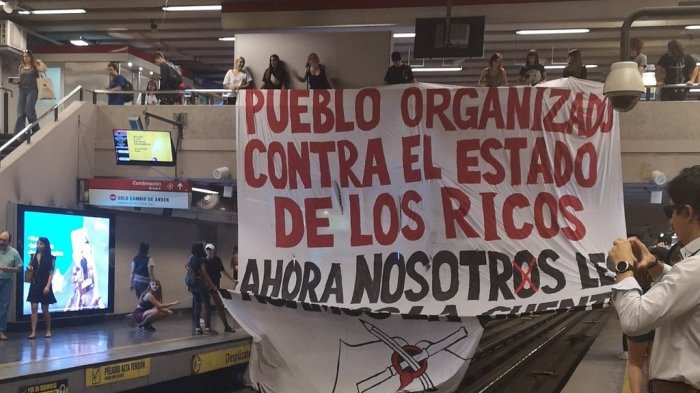 Estudiantes despliegan lienzo al interior de estación de Metro Los Leones en nueva jornada de la PSU