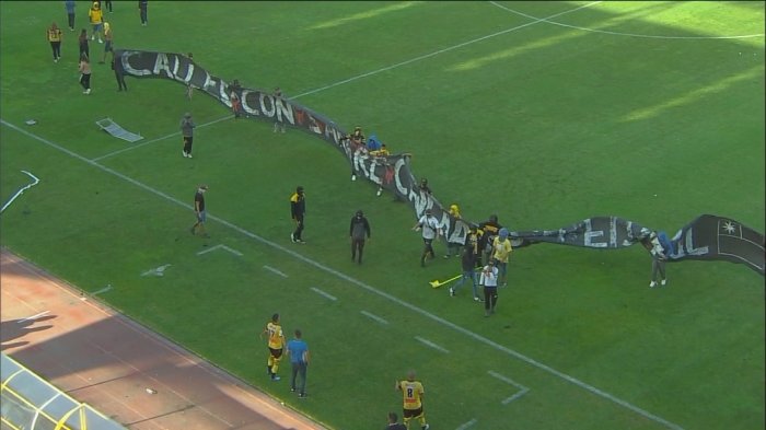 Hinchas ingresaron a la cancha e interrumpieron partido entre Coquimbo y Audax