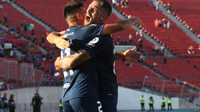 Con Larrivey como protagonista, la U goleó a Curicó Unido y se quedó con la segunda fecha del Campeonato Nacional