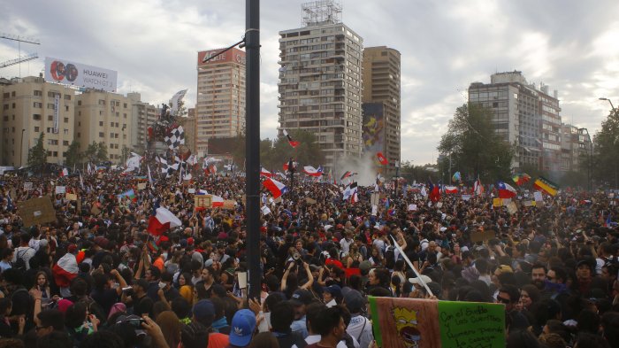 Cadem: 91% de los chilenos cree que es muy probable que vuelvan las manifestaciones masivas en marzo