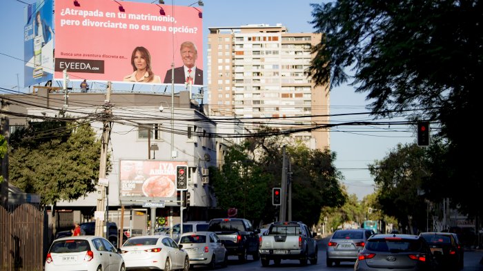 Polémica valla publicitaria en Santiago usa imagen de Trump y Melania para invitar a mujeres a ser infieles