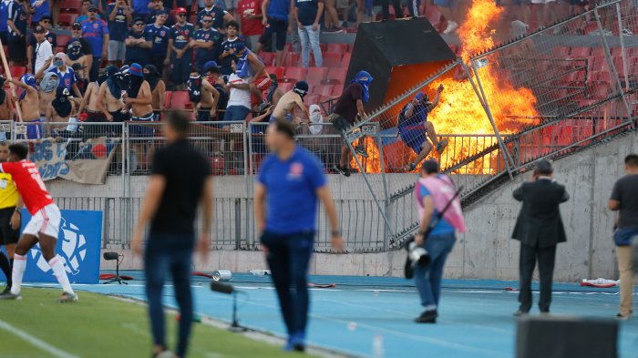 Incidentes en el Estadio Nacional terminaron con fogata en galería durante partido de la U