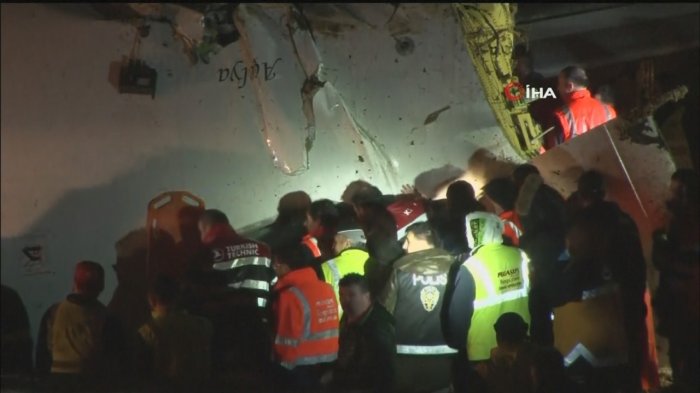 Avión con pasajeros se partió en 3 partes al salirse de la pista de aterrizaje en Estambul