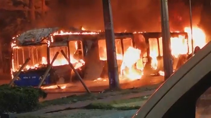 Transantiago suspende todos los servicios por eje Recoleta tras quema de 3 buses