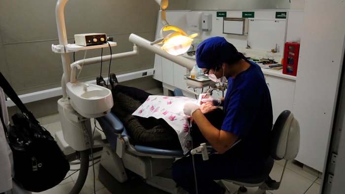 Ojo si quieres ser odontólogo: Dentistas advierten que 83% de los titulados encuentra empleo en su primer año
