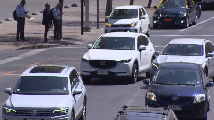Menos accidentes y más relucientes: ¿Por qué en las calles de Chile predominan los autos blancos?