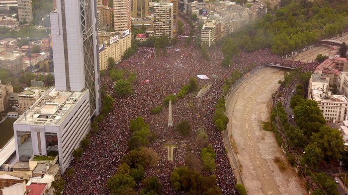 Tras el estallido social: Estudio reveló que hay más orgullo por ser chileno que por Chile