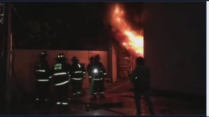 Incendio afecta al museo Violeta Parra: Bomberos ya se encuentran controlando las llamas