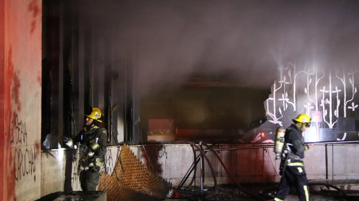 Carabineros asegura que testigos habrían visto a 10 encapuchados iniciando el incendio en el Museo Violeta Parra