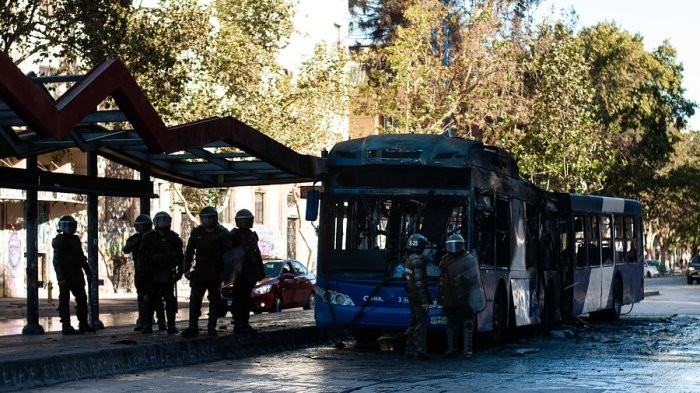 Detienen a 3 sospechosos por la quema de un bus del Transantiago en Plaza Baquedano